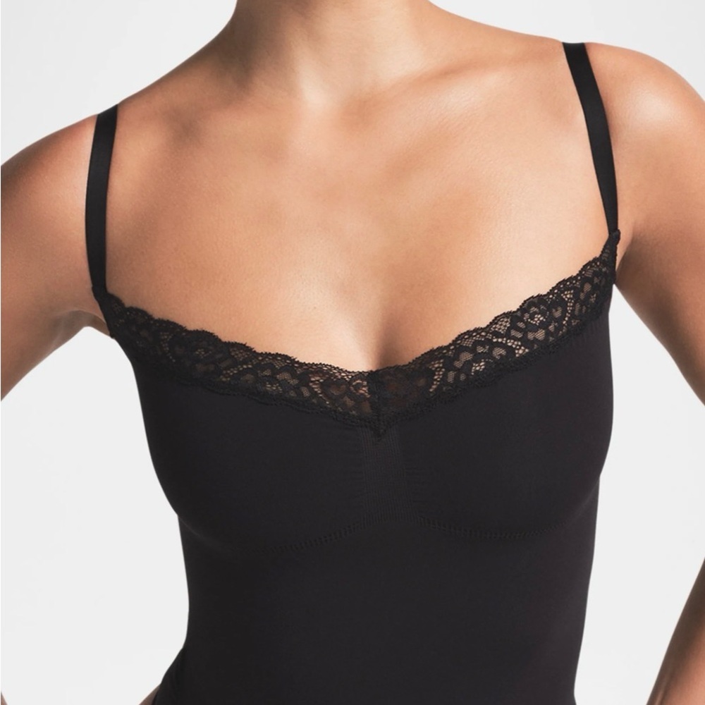 Skims Seamless Sculpt Lace Trim Thong Bodysuit Black NWOT - Picture 3 of 6